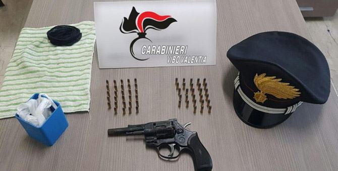 Il revolver ed i proiettili ritrovati dai carabinieri